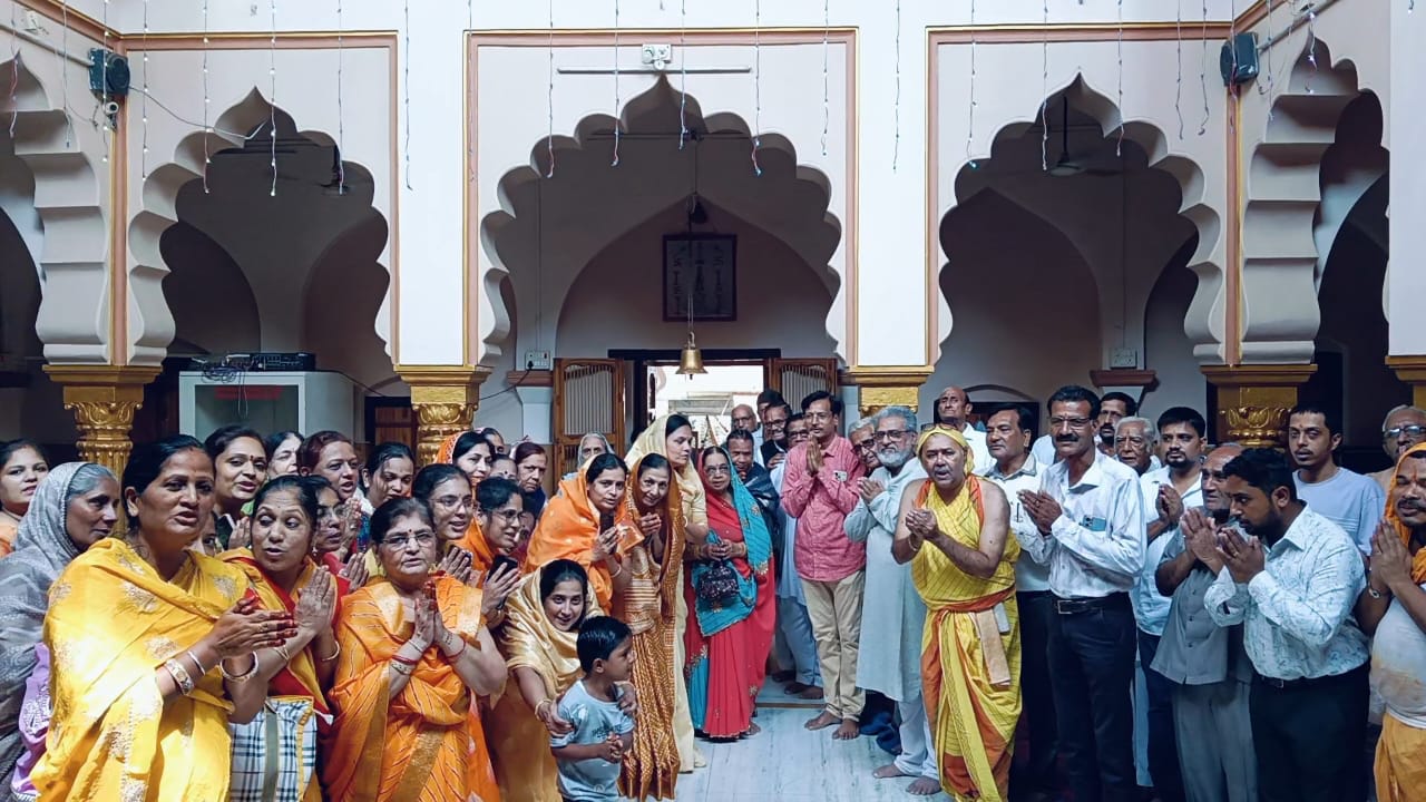 बड़वानी दिंगबर जैन समाज का क्षमा वाणी पर्व धूम धाम के साथ भगवान की ...