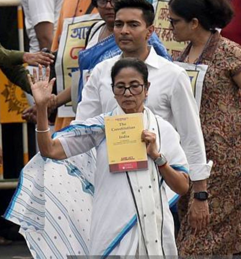 पश्चिम बंगाल चुनाव इलेक्शन कमीशन के द्वारा वोटरों की लिस्ट जारी कर दी गई है जिसके अंदर 90 लाख मतदात  के नाम कटे 