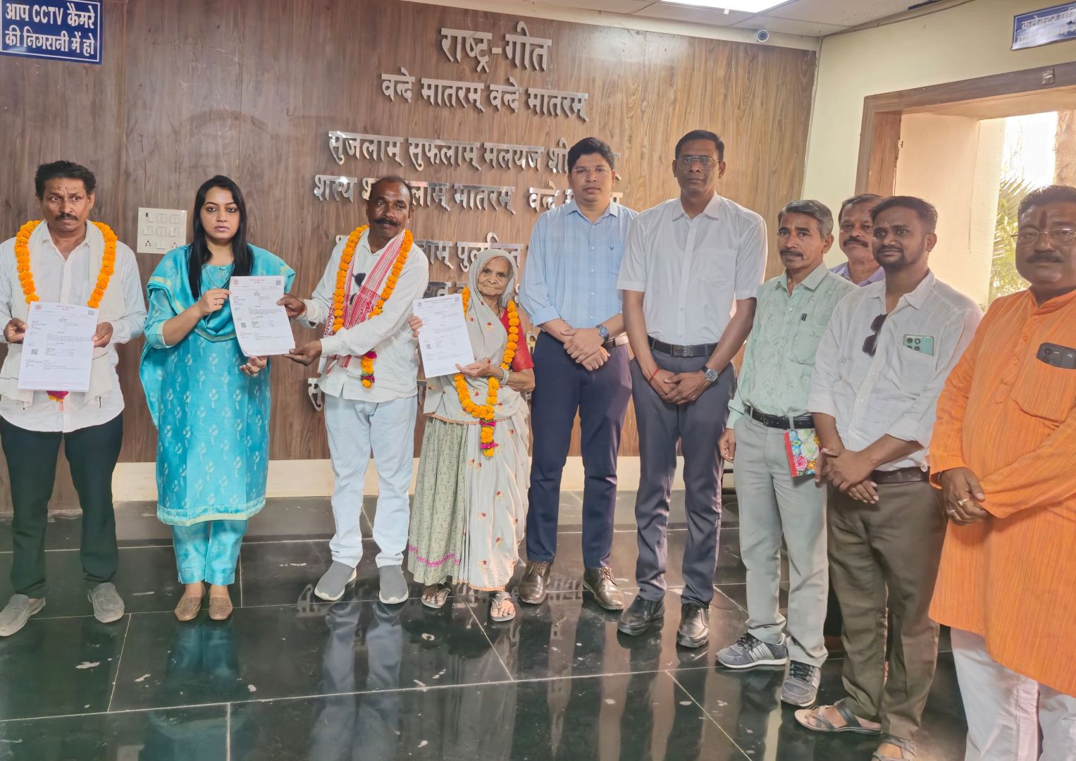  बड़वानी पुनर्वास की दिशा में बड़ी उपलब्धि, कलेक्टर ने जगदीश शंकर को सौंपी 1000वीं रजिस्ट्री सभी डूब प्रभावित लाभ लेवे 