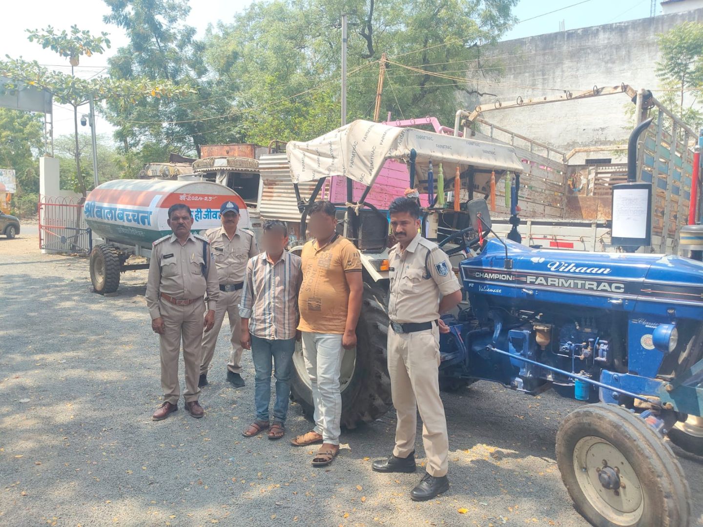 2 मार्च को जुलवानिया में मुख्यमंत्री के कार्यक्रम में रखेहुए दो टैंकरों  की चोरी को पकड़ने में पुलिस ने सफलता प्राप्त की