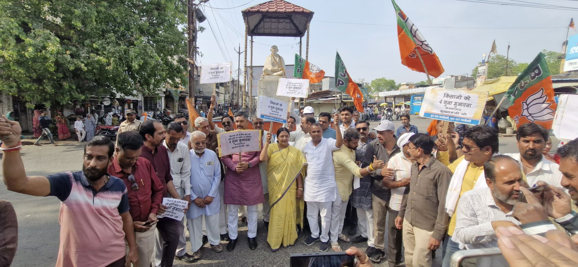 कृषि भूमिअर्जन पर बाजार दर का 4 गुना मुआवजा देने की घोषणा धार ग्रामीण जिले के मनावर नगर में किसान मोर्चानिकाली रैली 