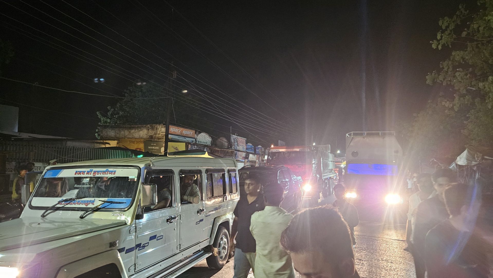  कुक्षी आधी रात बिजली कटौती पर फूटा गुस्सा एसडीएम निवास के बाहर प्रदर्शन अधिकारी रहे नदारद पुलिस ने संभाला मोर्चा 