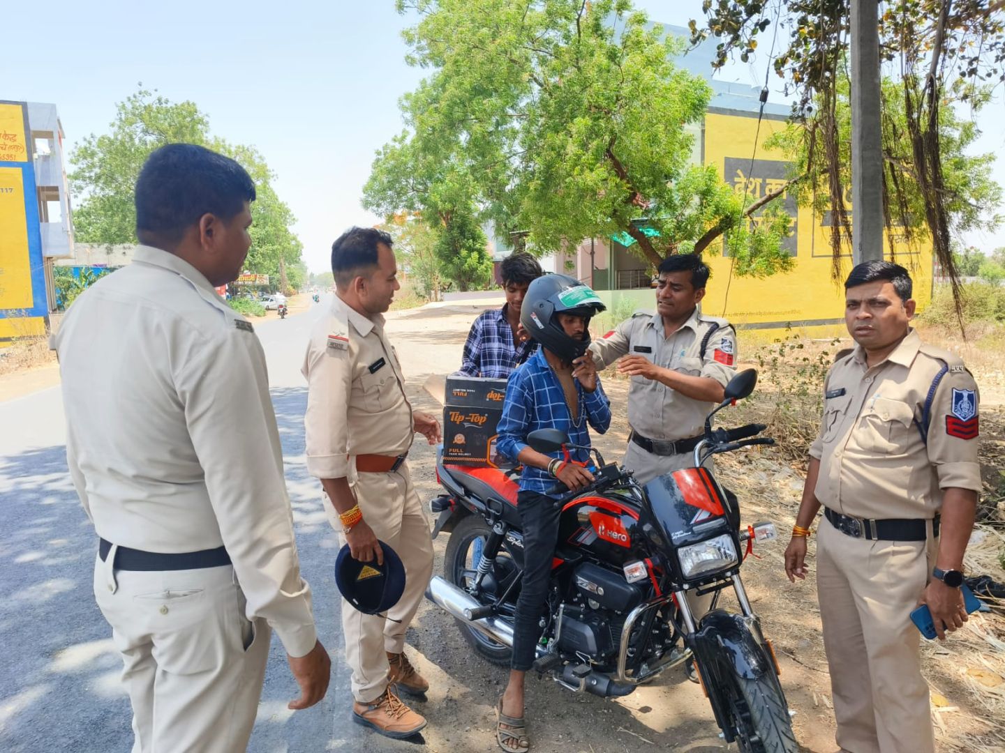 बड़वानी अभियान हेलमेट अनिवार्य को लेकर दिए निर्देश सड़क दुर्घटनाओं में कमी लाना मुख्य उद्देश्य एसपी शुक्ल 