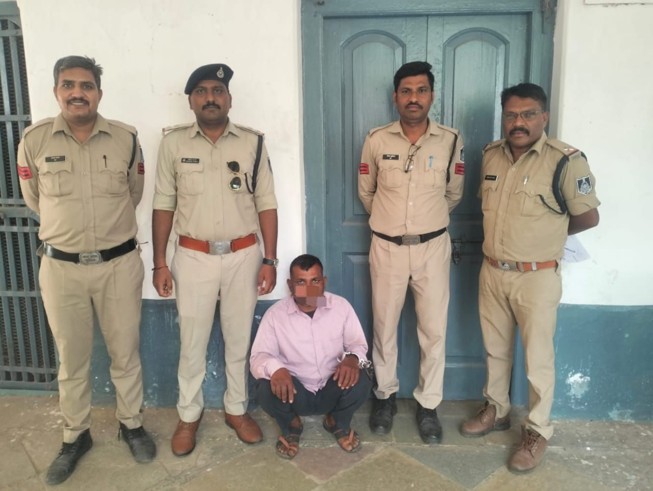  अंजड़ घरेलू विवाद में पत्नी पर जानलेवा हमला करने वाले आरोपी को पुलिस ने  गिरफ्तार कर भेजा जेल