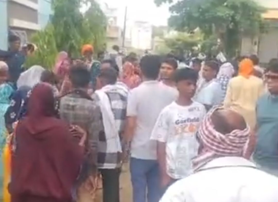 बड़वानी की कृष्णा स्टेट कॉलोनी मेंबाबा रामपाल के कार्यक्रम हिन्दू समाज पर भड़काऊ बयान पर बवाल मौके पर पहुंची पुलिस