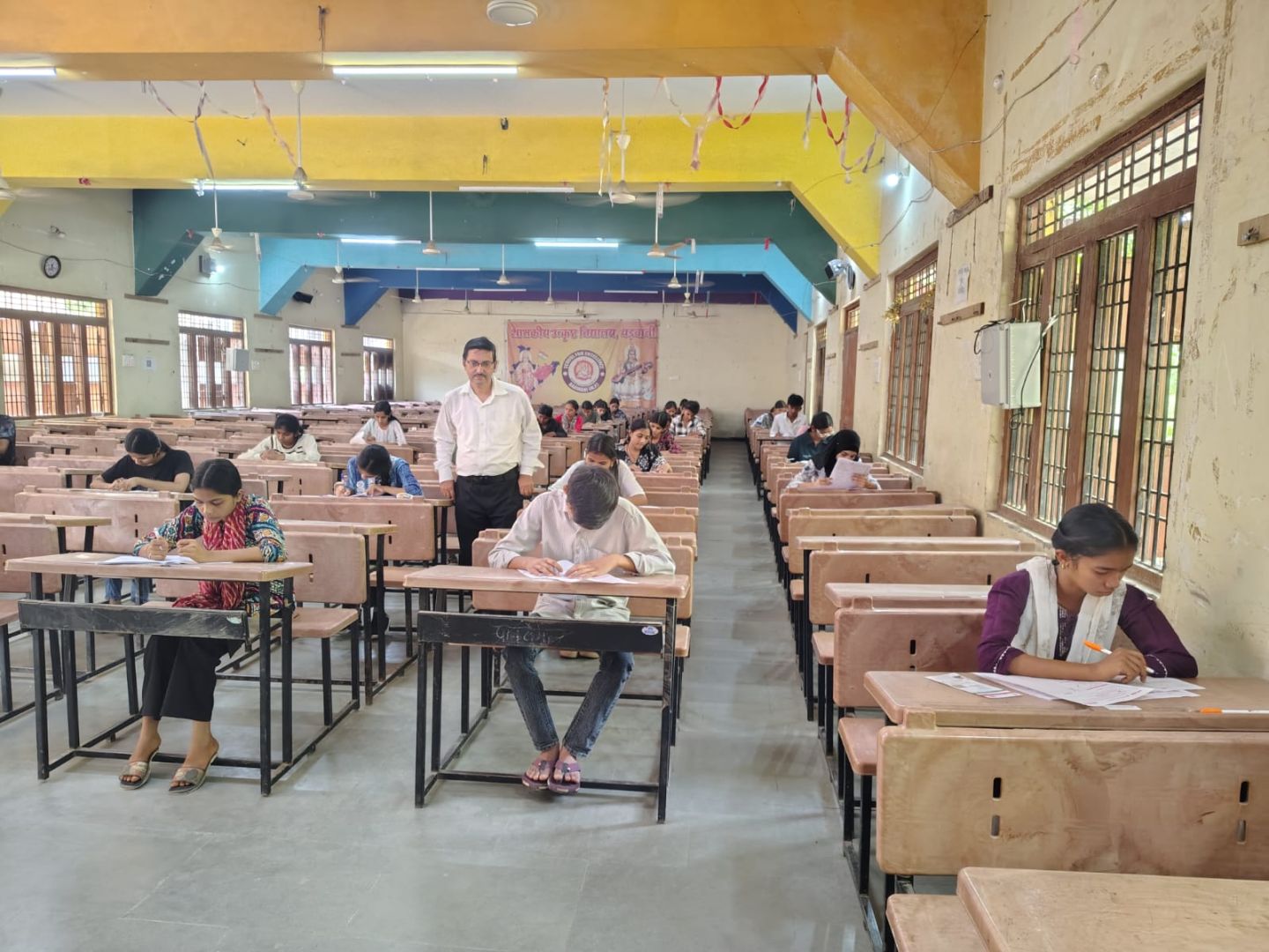 संबल योजना के तहत NEET चयन परीक्षा संपन्  बड़वानी में पहली बार आयोजित हुआ केंद्र 36 विद्यार्थियों ने दी परीक्षा