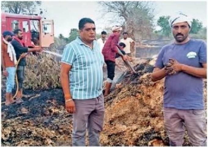 हैदर गढ़ थानाअंतर्गत सिंदुरिया गांव में अचानक आग लग जाने से अफरा-तफरी मच गईआग पप्पूगुजर केगोदामें लगी लाखोंका नुकसान 