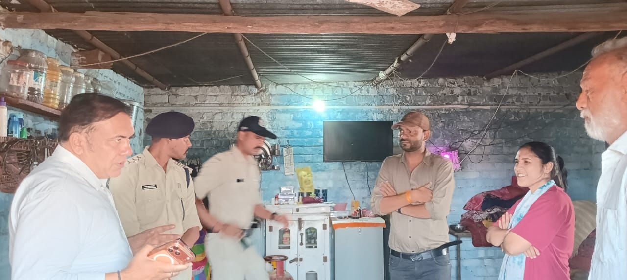 बड़वानी जिले के थाना पलसूद अंतर्गत ग्राम एकलबारा में हुई लूटकी घटनाको गंभीरता से लेतेहुए पुलिसअधीक्षक ने निरीक्षण किया