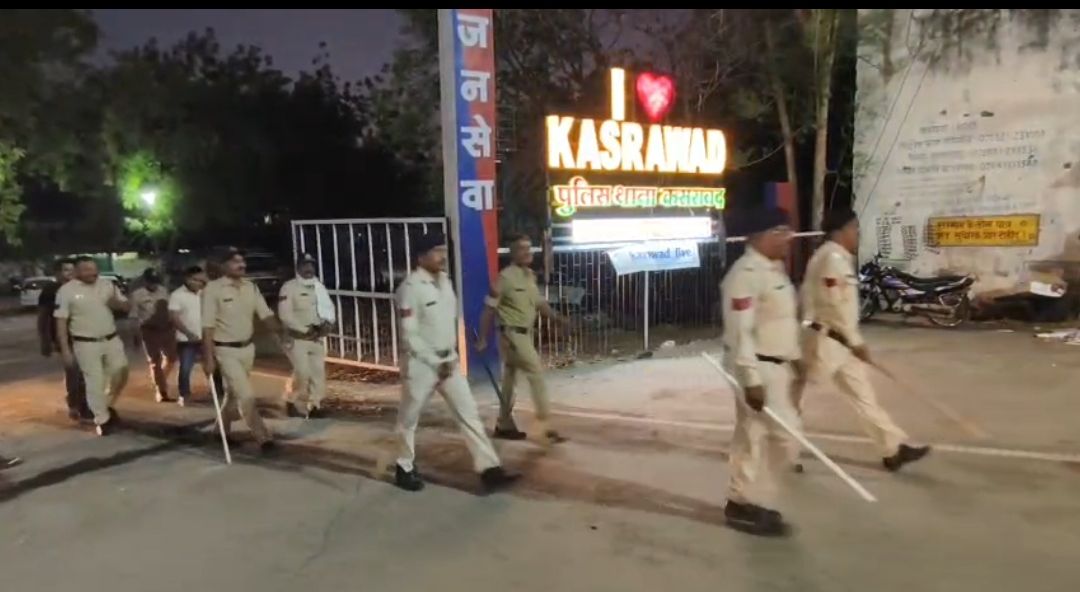 आगामी त्यौहार को लेकर कसरावद नगर में कसरावद  पुलिस का फ्लैग मार्च।  शांति व्यवस्था और कानून का पालन करने की अपील।