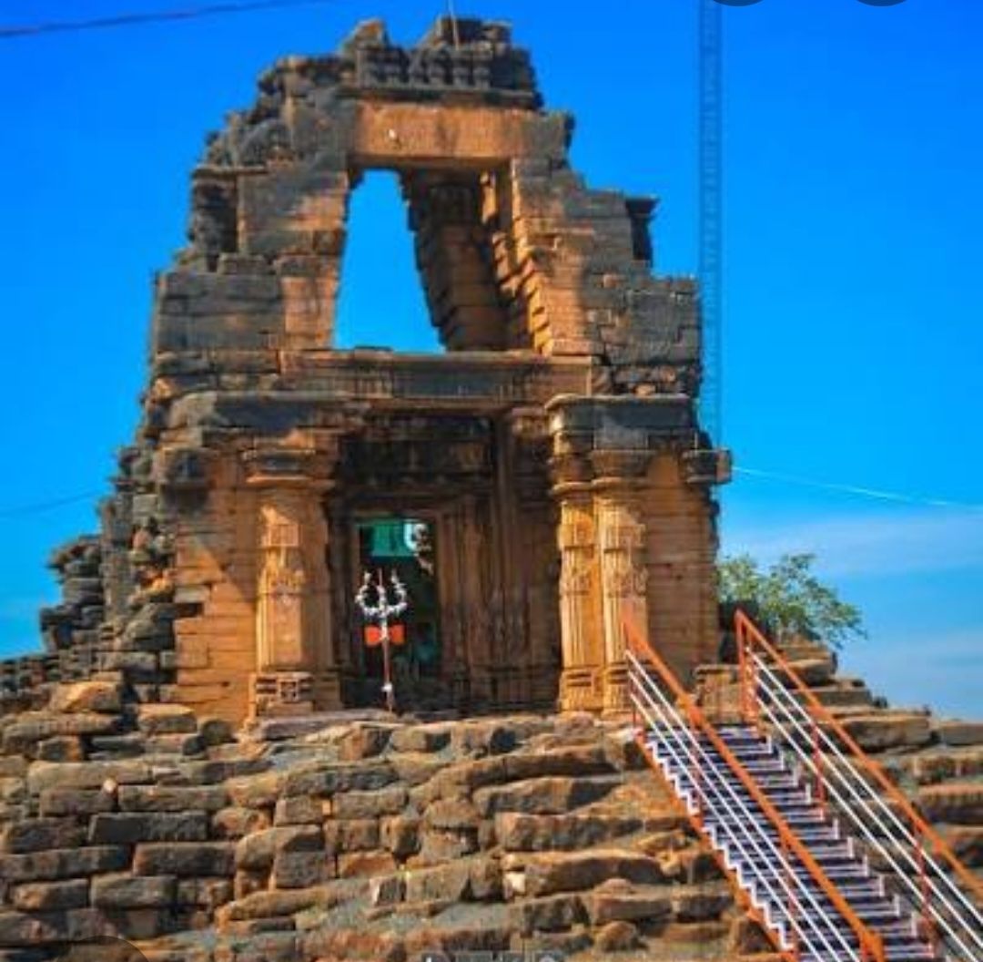 मनावर संरक्षित स्मारक घोषित होने के बाद भी उपेक्षा का शिकार परमारकालीन देवारा शिव मंदिर, जीर्णोद्धार की राह देख रहा हे