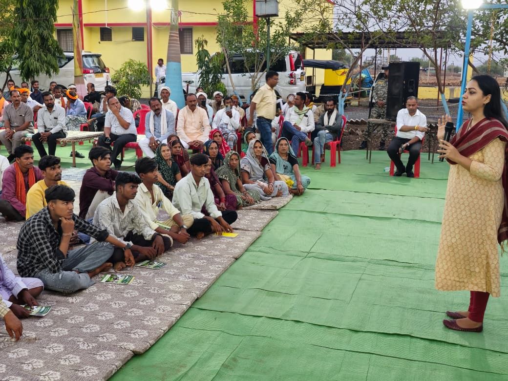 ग्राम तलून में 'रात्रि चौपाल' आयोजित कृषक स्वयं मार्गदर्शक बनें, आधुनिक पद्धतियांअपनाकर लाभ कमाए कलेक्टर जयति सिंह 