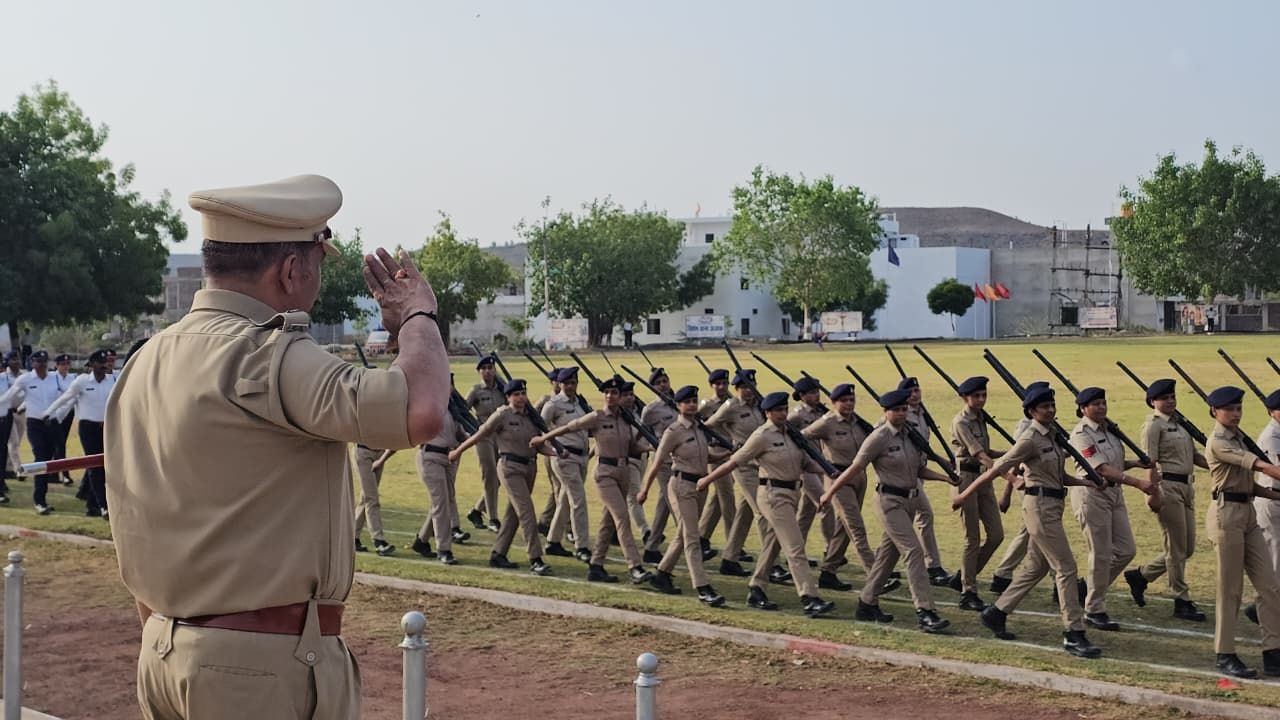 बड़वानी पुलिस लाइन में साप्ताहिक जनरल परेड का भव्य आयोजन; अनुशासन और कार्यकुशलता का हुआ प्रदर्शन 