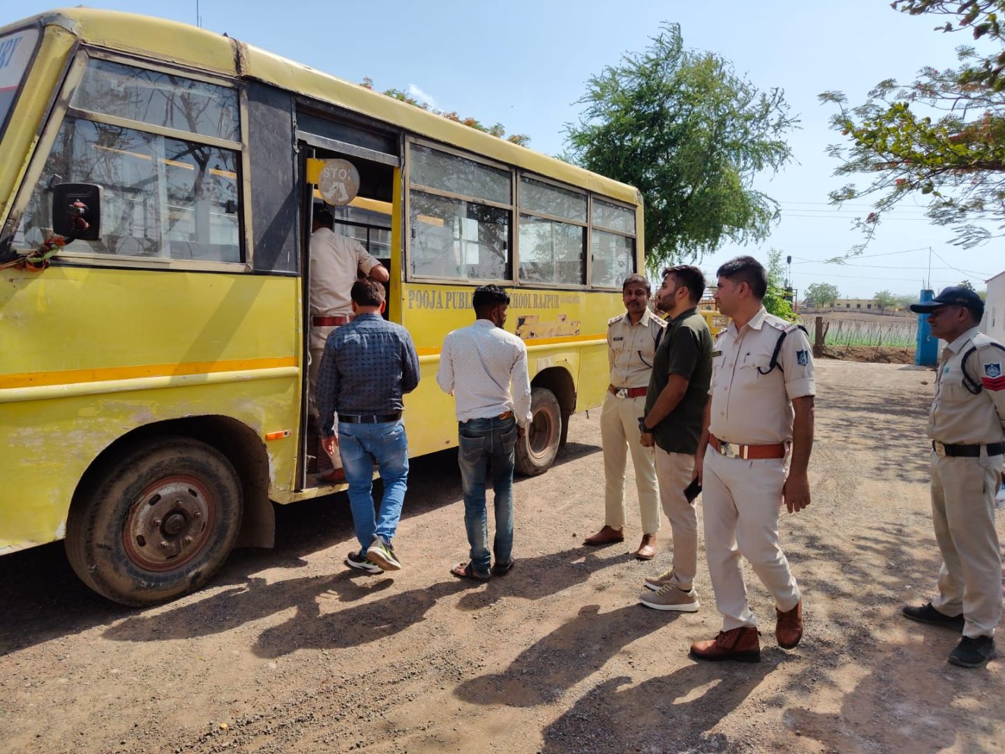 बड़वानी पुलिस अधीक्षक की स्कूल संचालकों को पहले दिन चेतावनी 6 सुरक्षा मानकों करे पालन नहीं तो होगी बस जप्त 