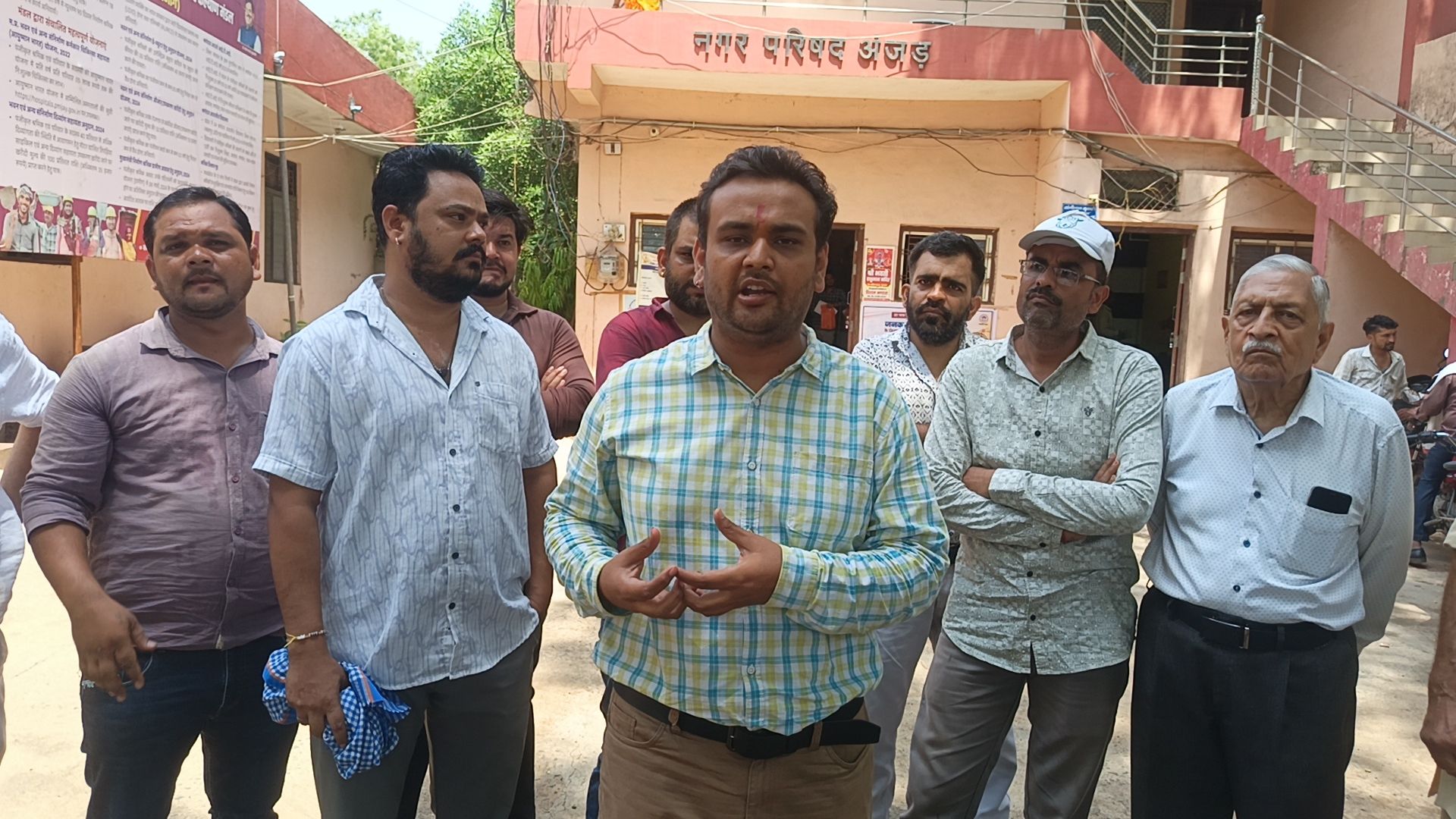 अंजड़ नगर परिषद में आज वार्ड क्रमांक 4 के निवासियों के द्वारा सीसी रोड और पानी की समस्या को लेकर नगर परिषद में नारे लगाए