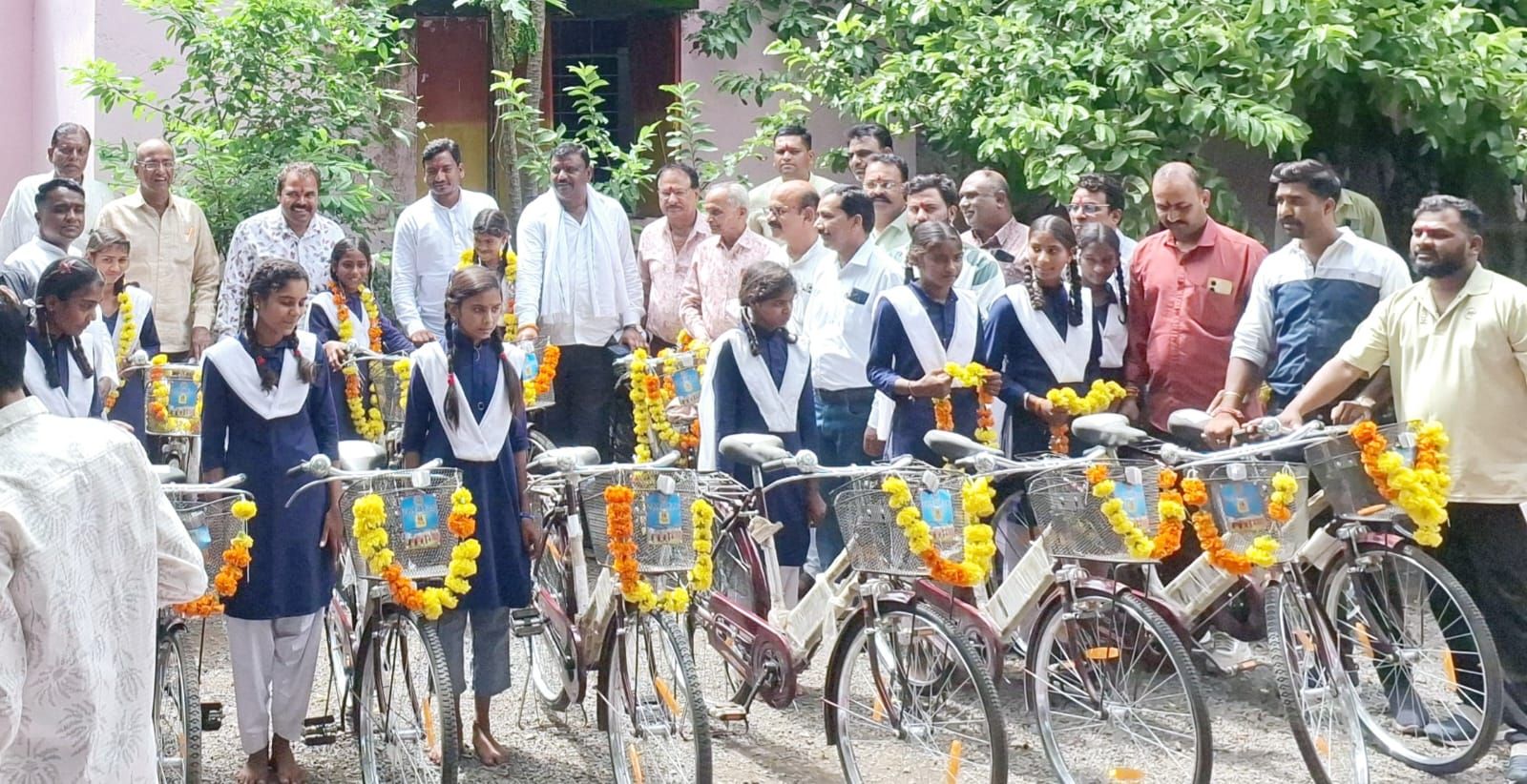 नालछा मॉडल स्कूल कन्या हाई स्कूल मा विद्यालय लुनेरा में  विधायक ठाकुर ने सायकल वितरण  किया 