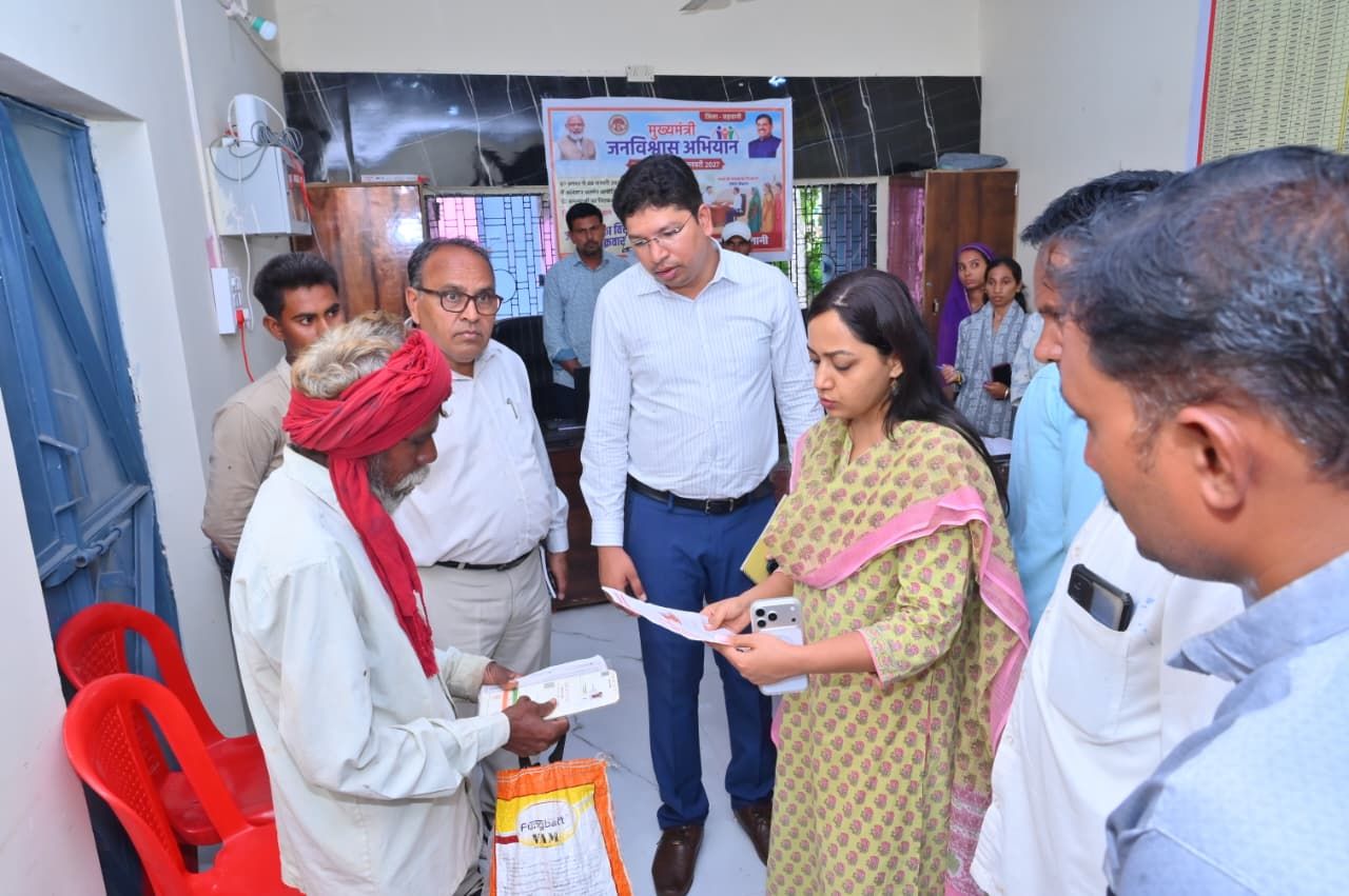 बड़वानी जनविश्वास अभियान अंतर्गत जिला प्रशासन पहुंचा नागरिकों के द्वार  बोरलाय एवं बालकुआ क्लस्टर से हुआ शुभारंभ