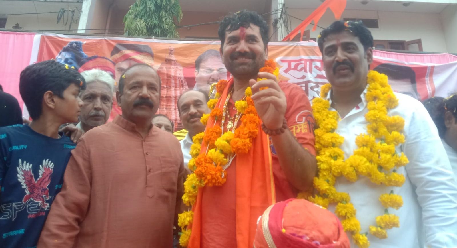 भव्यकांवड़ यात्रा में उमड़ाआस्था कासैलाब, क्षेत्र क्रमांक  तीन के विधायक का ढोल-नगाड़ों और पुष्पमालाओं सेहुवा  स्वागत