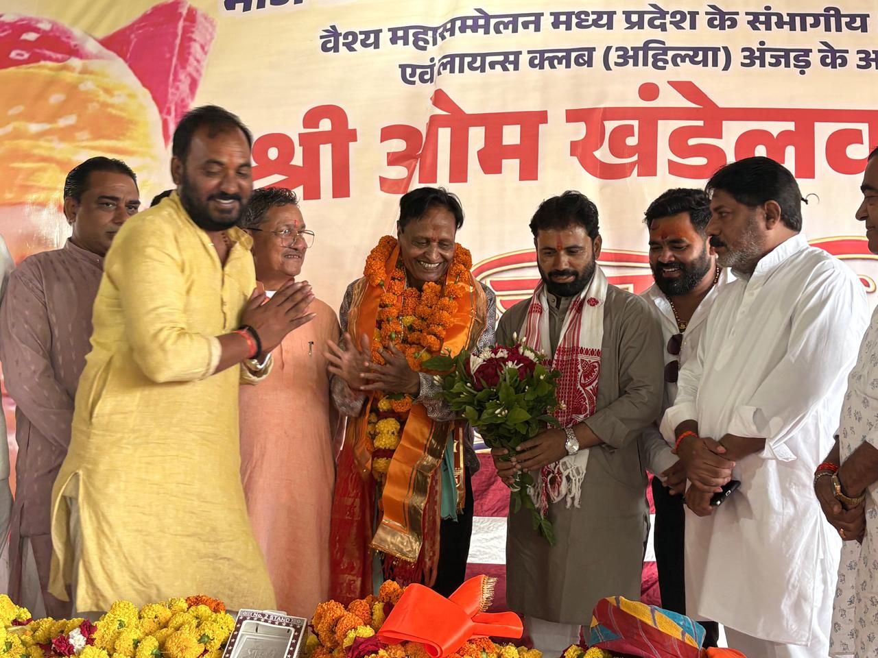  बड़वानी भाजपा के वरिष्ठ नेता वेश्य समाज के संभागीय अध्यक्ष ओम खण्डेलवाल का जन्मदिवस हर्षोल्लास के साथ मनाया गया