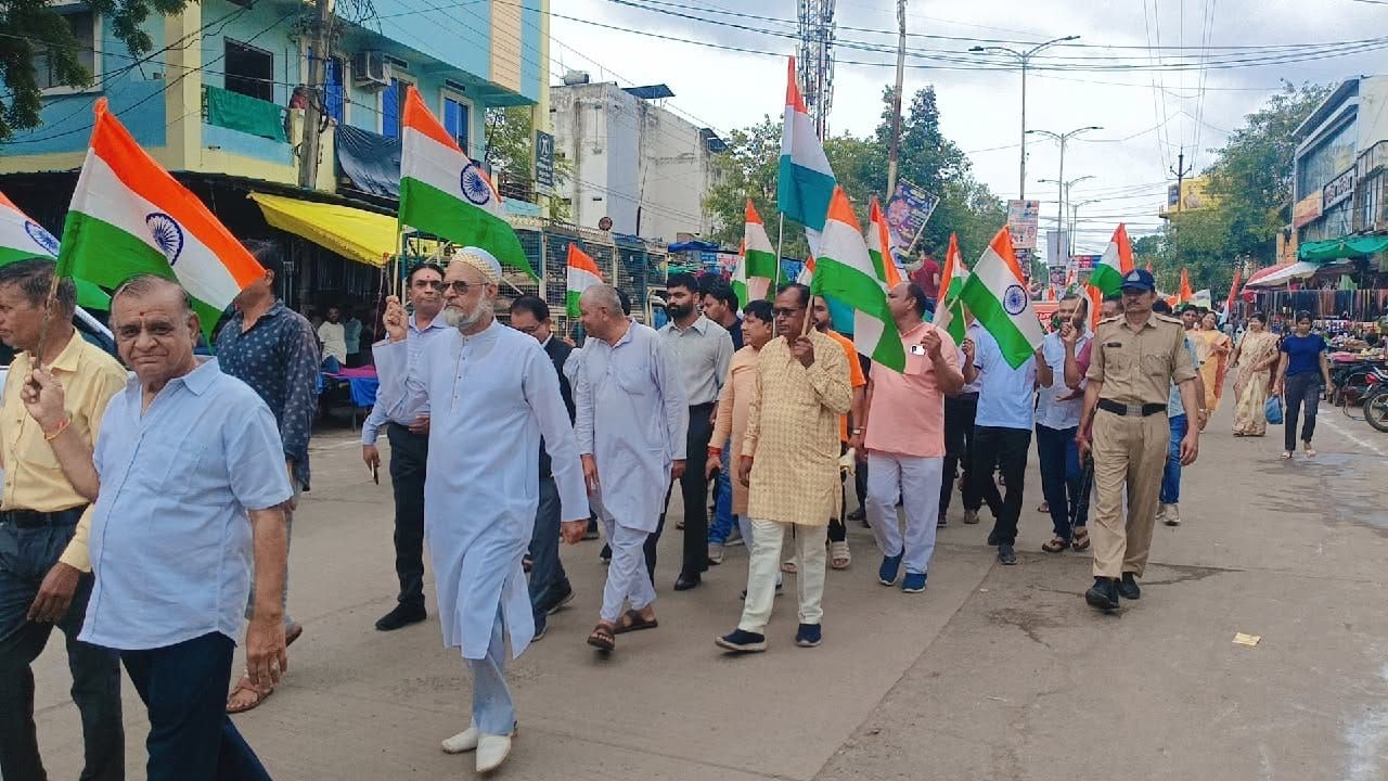 कुक्षी में शान से निकली भव्य तिरंगा यात्रा, देशभक्ति के नारों से गूंजा पूरा नगर