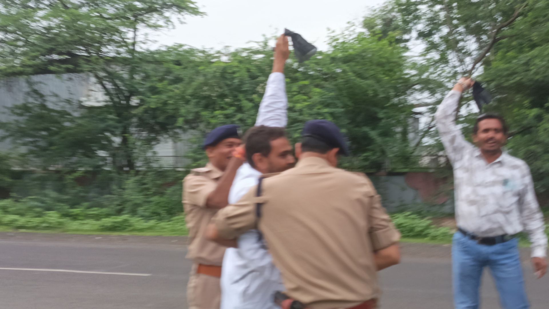  अंजड़ मुख्यमंत्री को काले झंडे दिखाने जा रहे युवक कांग्रेस कार्यकर्ताओं को पुलिस ने रोका, हिरासत में लेकर बड़वानी भेजा  