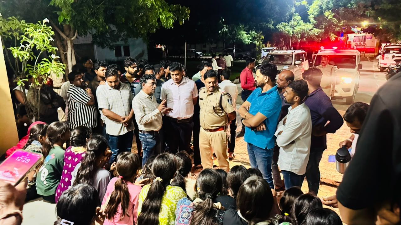 34 छात्राएं आधीरात में खिड़कियों से निकलकर 16 किमी पैदल कुक्षीआईः बताई समस्या