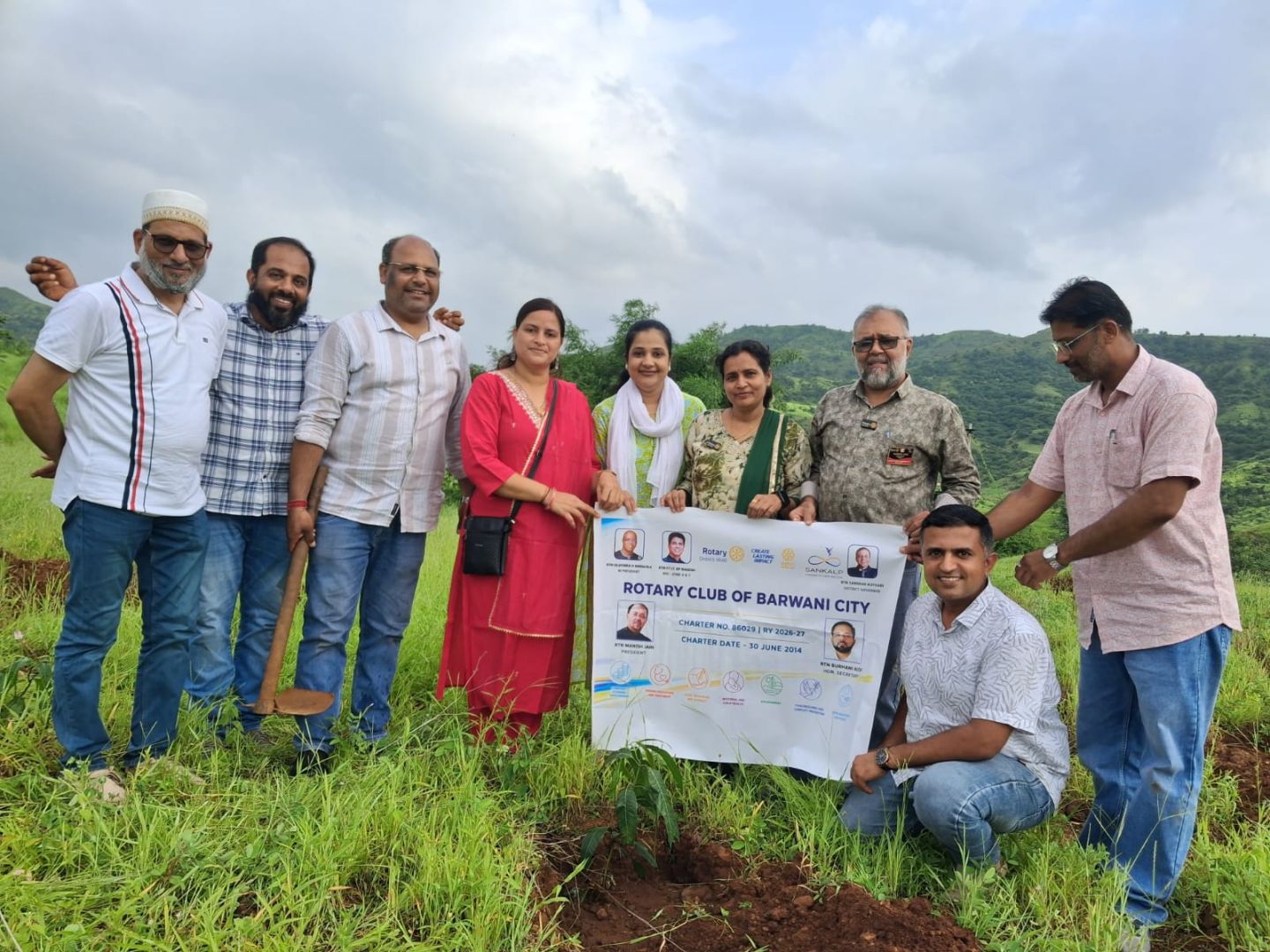 बड़वानी  रोटरी क्लब ऑफ बड़वानी सिटी द्वारा गोवर्धन पर्वत पर किया गया वृक्षारोपण 