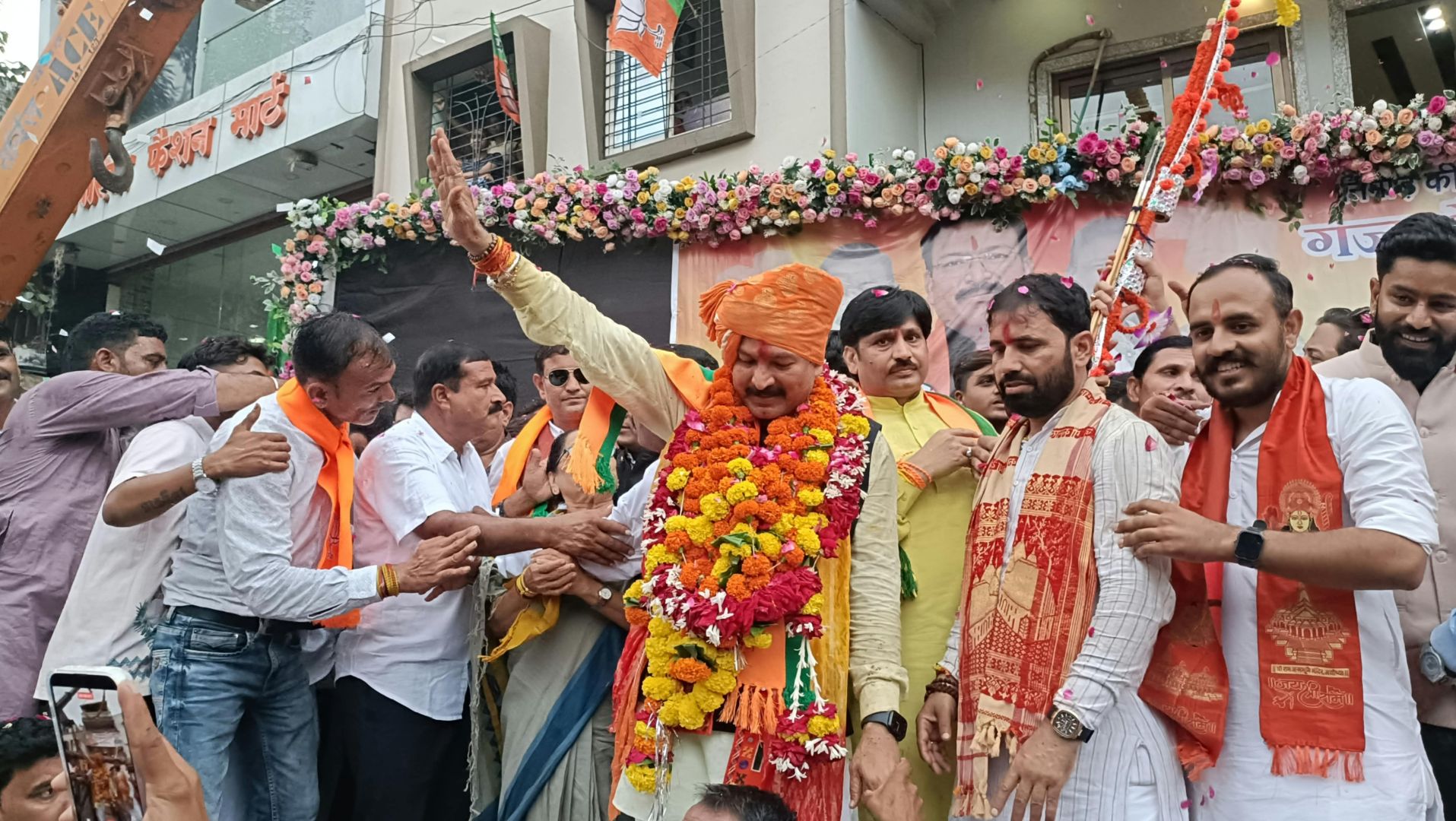 गजेंद्र पटेल के प्रथम जिला आगमन पर भव्य स्वागत  ठीकरी से अंजड़ तक उमड़ा जनसैलाब, जगह-जगह पुष्पवर्षा कर स्वागत किया