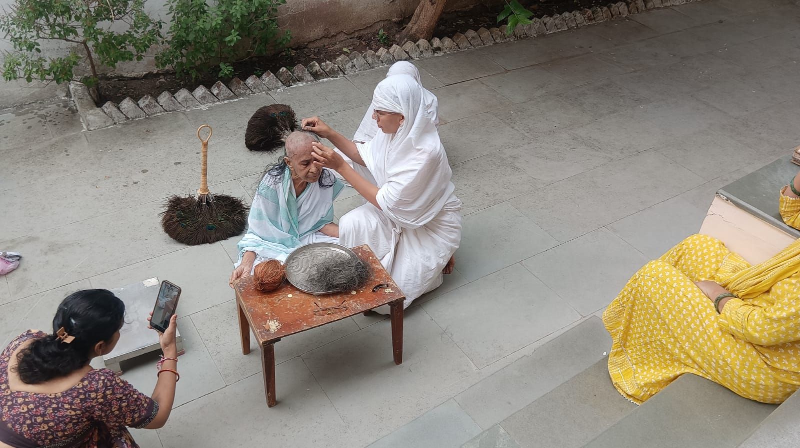 बड़वानी बावनगजा श्राविका मंजुला जैन ने कराया केशलोचन, मोक्ष मार्ग की ओर बढ़ाया एक और दृढ़ कदम पहली श्राविका बनीं 