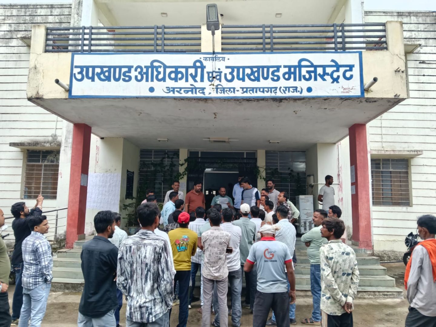  अरनोद रातभर बिजली गुल रहने से बढ़ी परेशानी, ग्रामीणों ने एसडीएम को सौंपा ज्ञापन—तत्काल समाधान की मांग