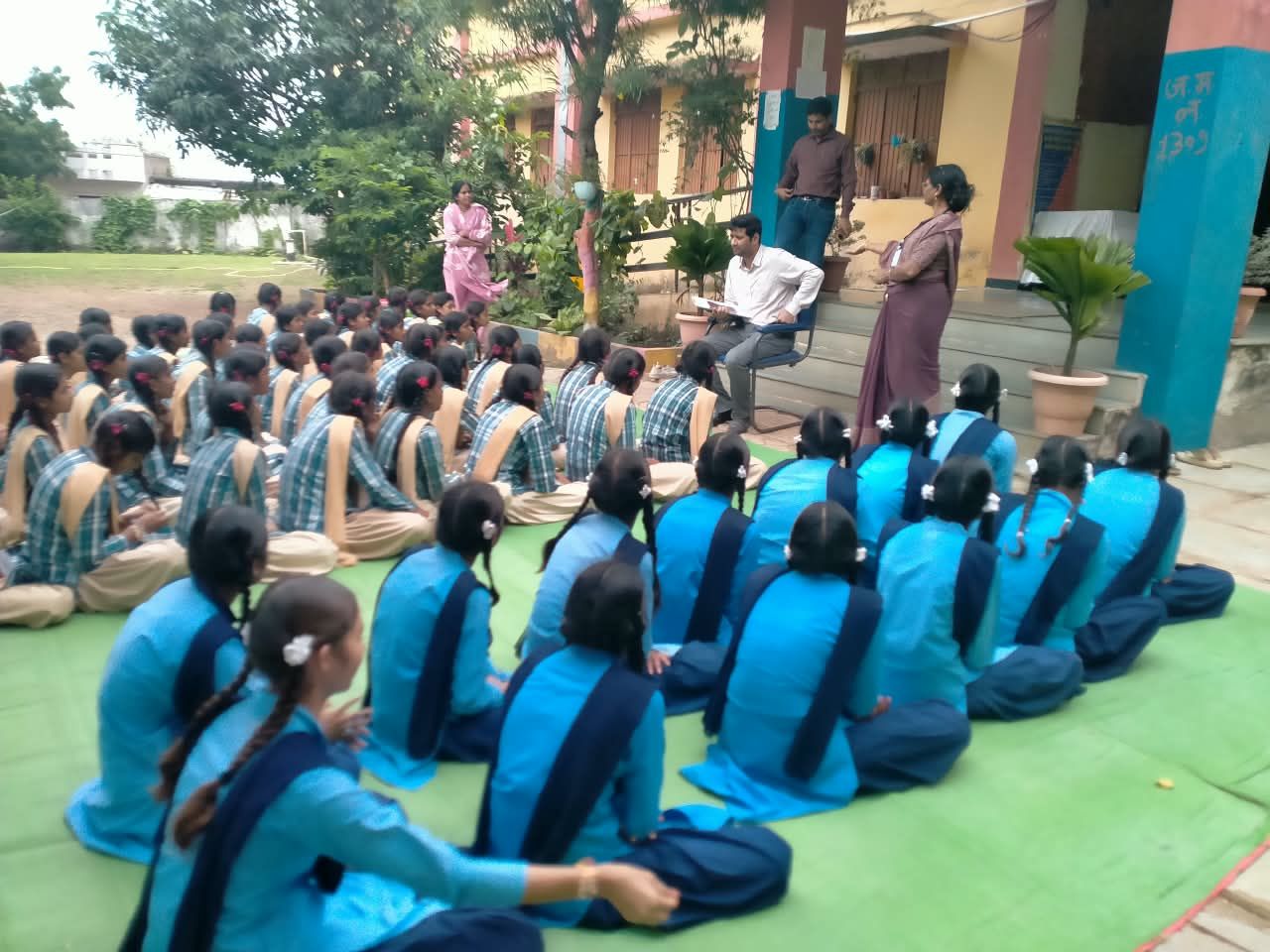 पढ़ाईको बनाएं सफलताकी सीढ़ी, लक्ष्यतय कर आगेबढ़ें बेटियां”कस्तूरबा आश्रम में छात्राओं से तहसीलदार आशीष राठौड़ नेकी चर्चा