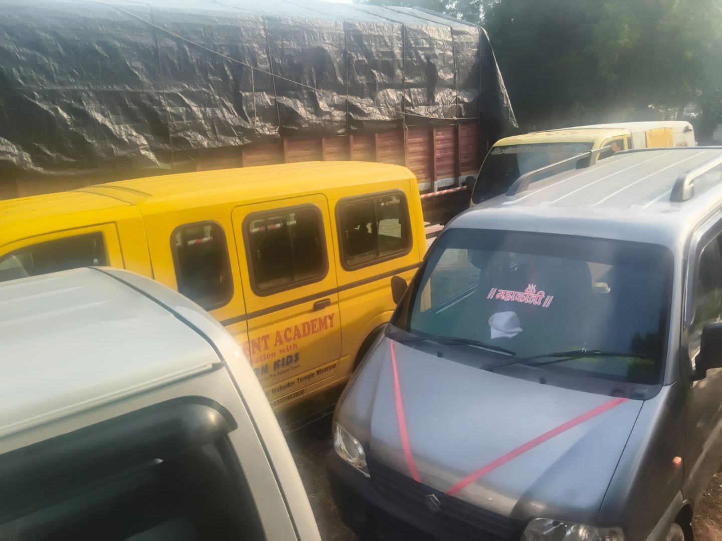 निसरपुर में RTO का शिकंजा, स्कूली वाहनों पर ताबड़तोड़ कार्रवाई  नियमों की अनदेखी पड़ी भारी, 5 वाहन जब्त