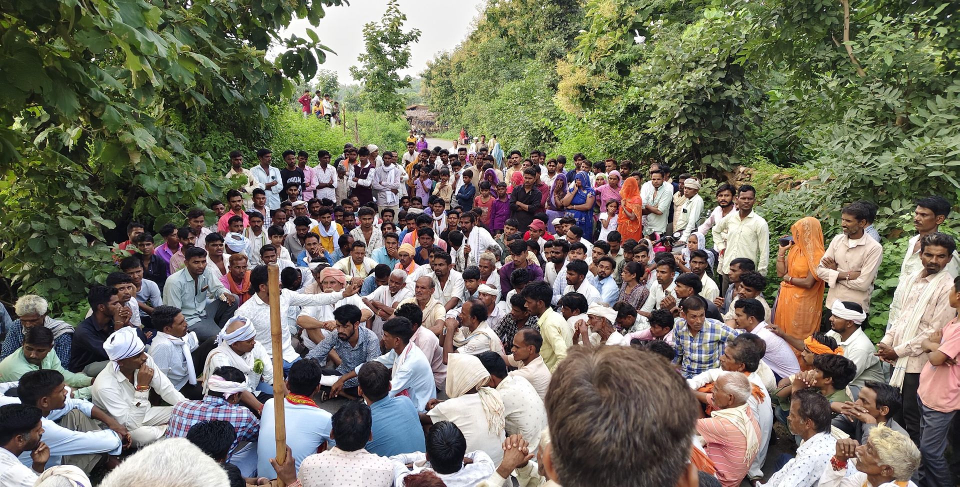 पीपलखूंट हादसे के बाद सड़कपर शवरखकर ग्रामीणोंका प्रदर्शन  माइंसके ट्रोलों से लगातार हो रहे हादसों पर ग्रामीणों मे रोष