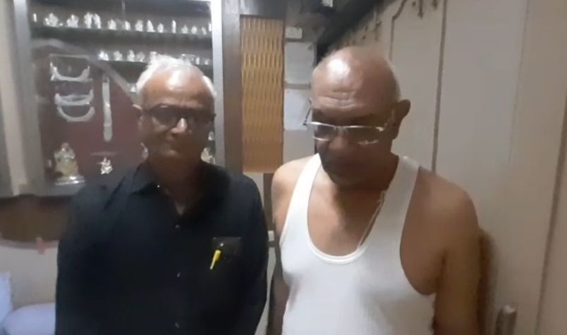 चेंबर से ओवरफ्लो होकर दुकान में घुसा पानी, फर्नीचर व सामान खराब — कुछ दिन पहले खुदाई के बावजूद समस्या बरकरार,