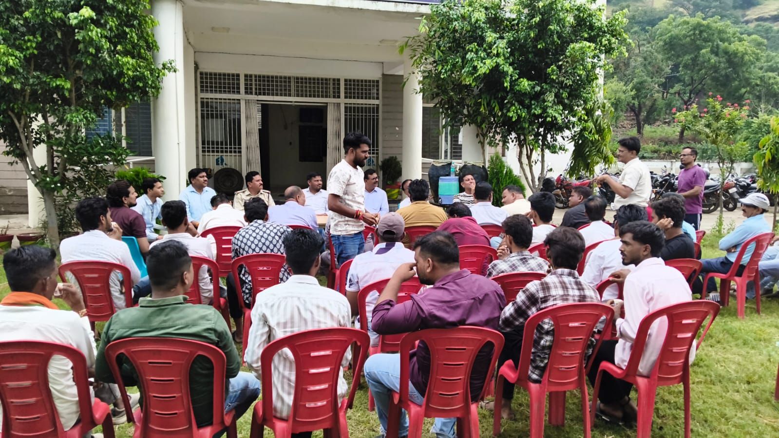 गणेशोत्सव को लेकर पुलिस-प्रशासन अलर्ट, अंजड़ थाने में शांति समिति व आयोजकों की बैठक संपन्न 