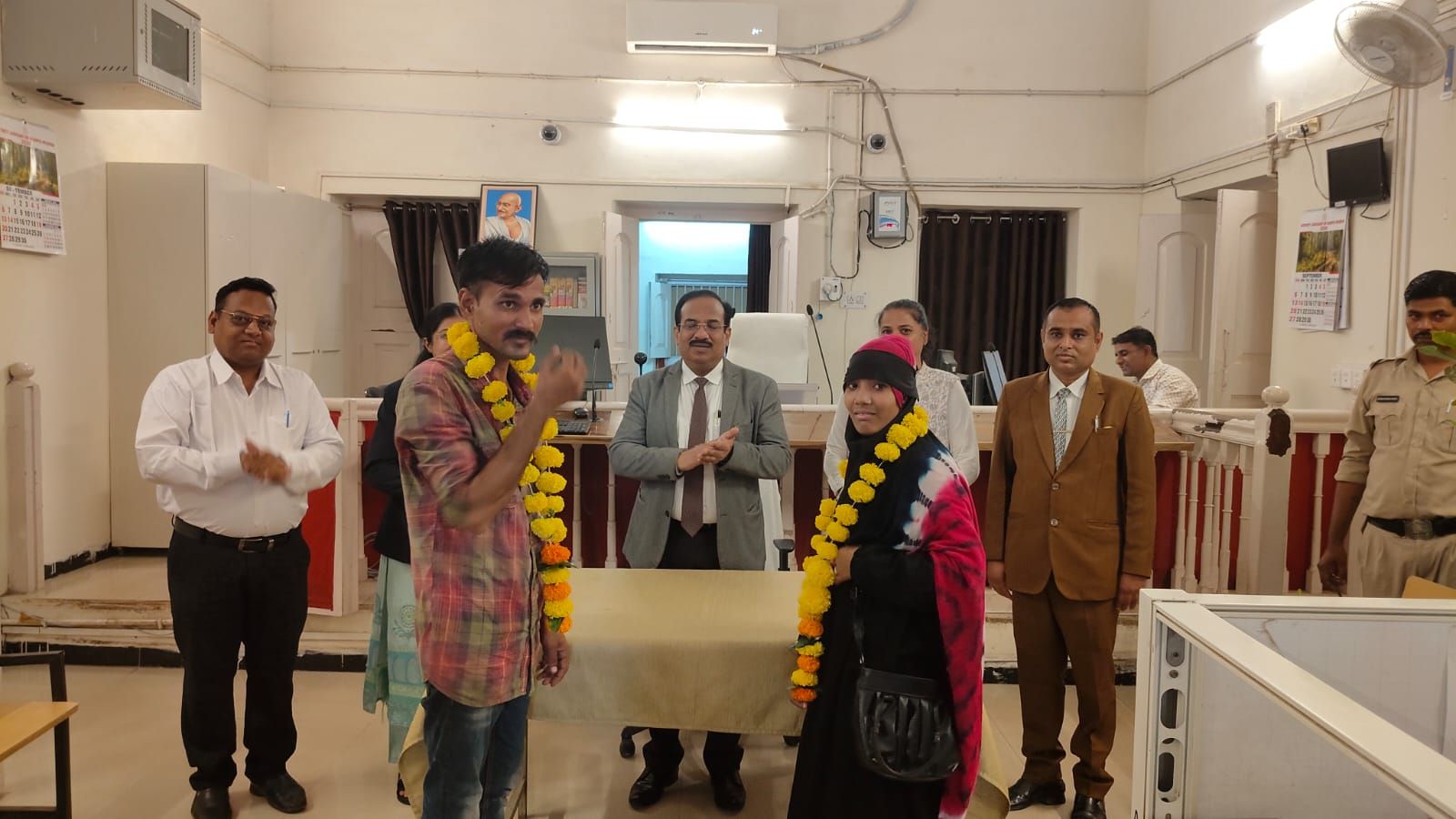 पति-पत्नी ने भुलाए मनमुटाव, एक-दूसरे को पहनाई माला और मिठाई खिलाकर शुरू की नई जिंदगी;  किया पौधा भेंट 