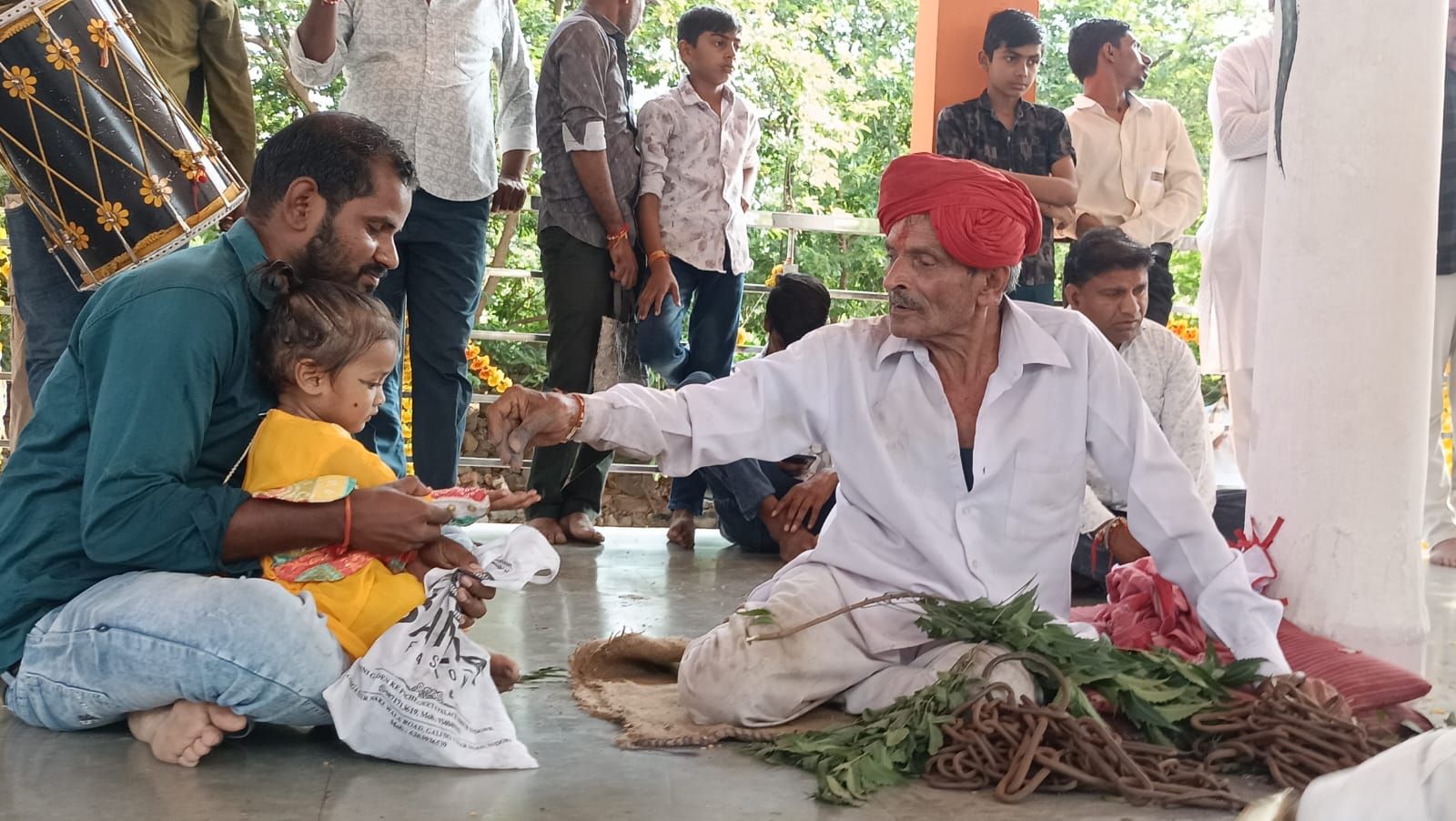नालछा नगर में वीर तेजाजी महाराज कानिर्वाण दिवस धूमधाम से मनाया गयाग्रामीण निशान लेकर ढोल बाजे के साथ मंदिरपहुंचे