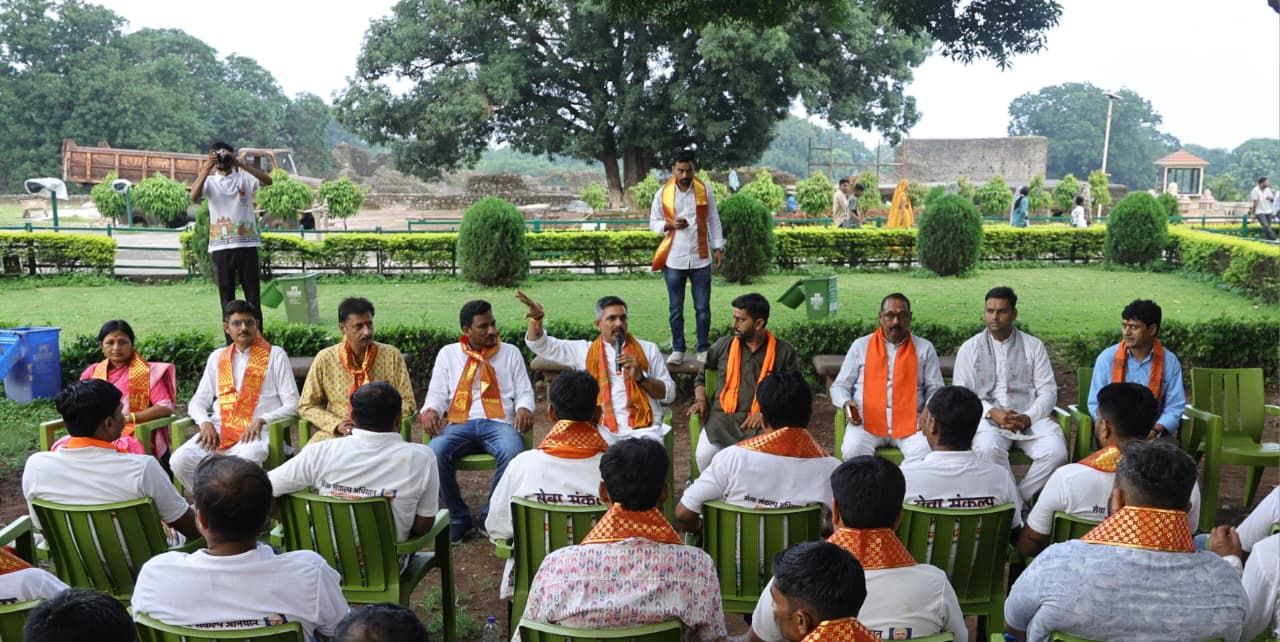 सेवा और समर्पण का संदेश लेकर नालछा-बगड़ी क्षेत्र पहुंची ‘जल, जन सेवा संकल्प यात्रा’ पुष्प वर्षा कर स्वागत किया 
