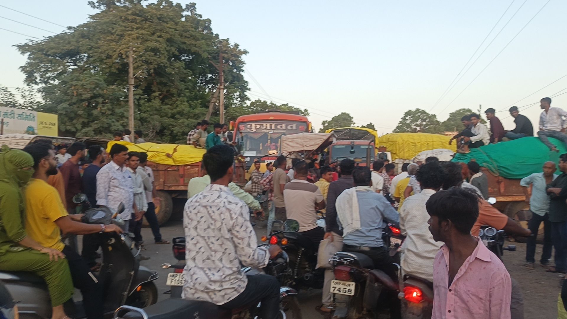  अंजड़ मंडी में 624 वाहनों की बंपर आवक, अचानक ₹1000–₹1400 गिरावट से भड़के किसान, हाईवे किया  जाम
