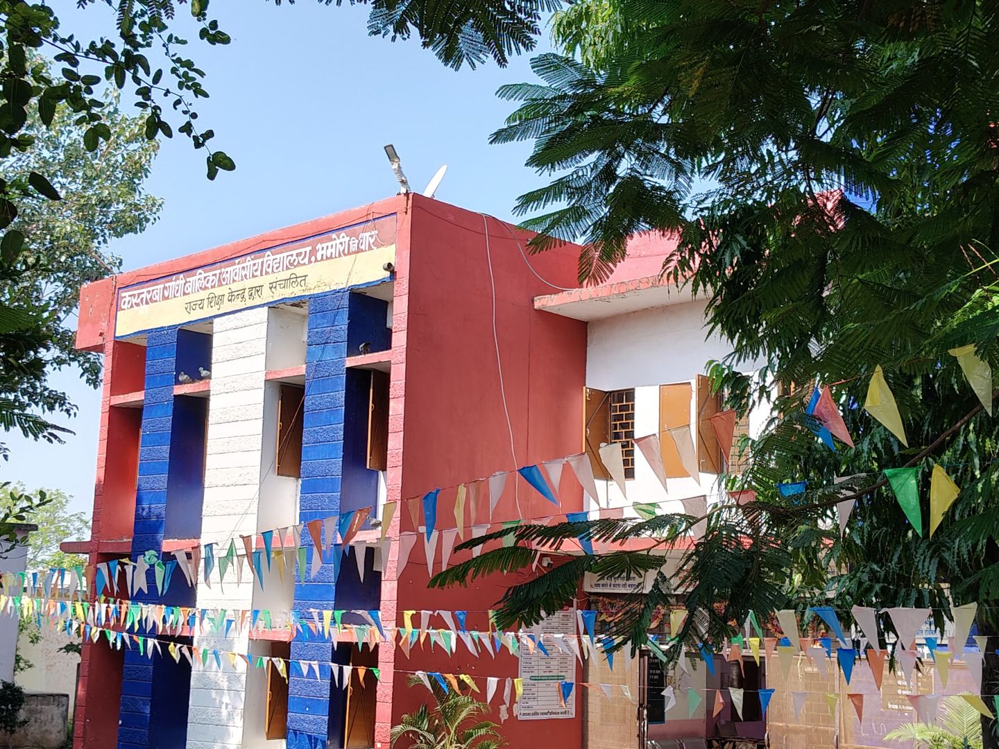 हॉस्टल से 150 बच्चियां 20Km चलकर SDM से मिलने पहुंचीः सहायक वार्डन के दुर्व्यवहार से नाराज थीं; बोलीं- बार-बार सजा देते,
