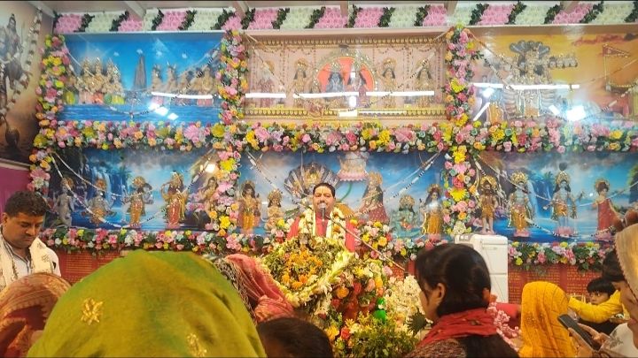  वाराणसी भक्ति की सरिता में डूबा वाराणसी: राजा दरवाजा स्थित श्री राम जानकी मंदिर में श्रीमद्भागवत कथा का भव्य शुभारंभ