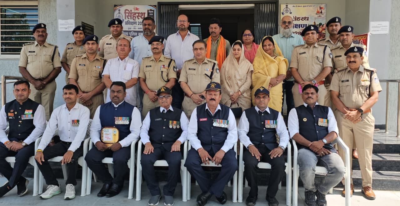 बड़वानी में ‘सेवा संकल्प26’ के तहत 11 पूर्व सैनिकों का भव्य सम्मान, जनप्रतिनिधियों एवं प्रशासन ने कियासैनिकों का सम्मान 