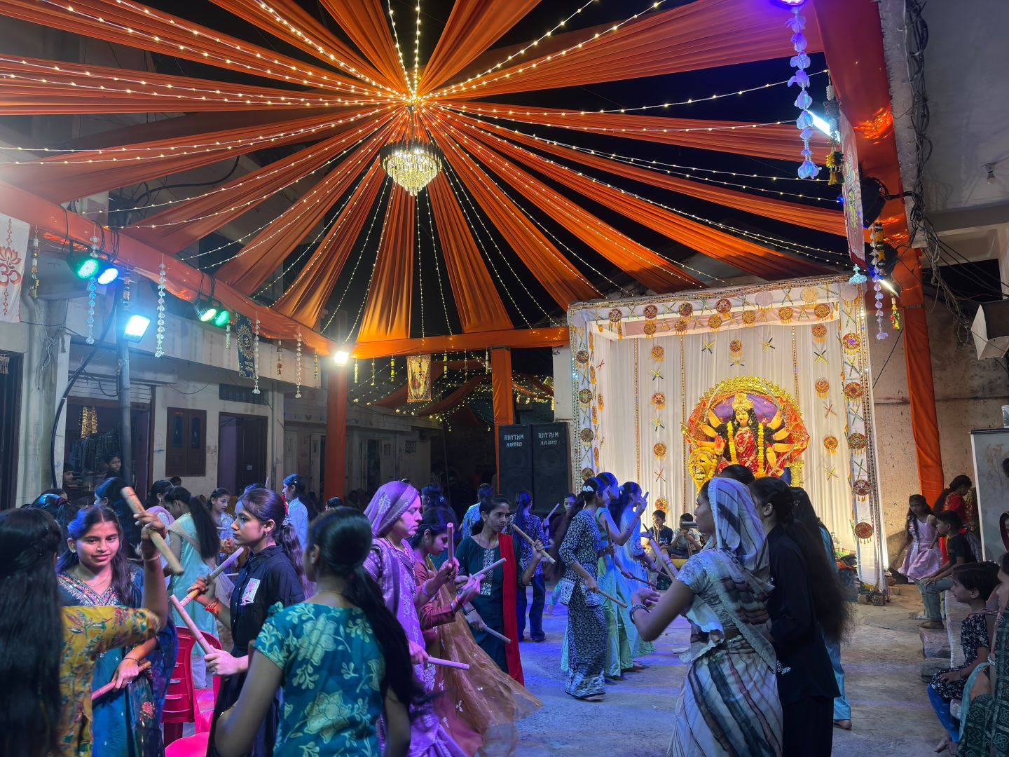 नालछा में नवरात्रि की धूम, गरबा पंडालों में उमड़ा आस्था का सैलाब