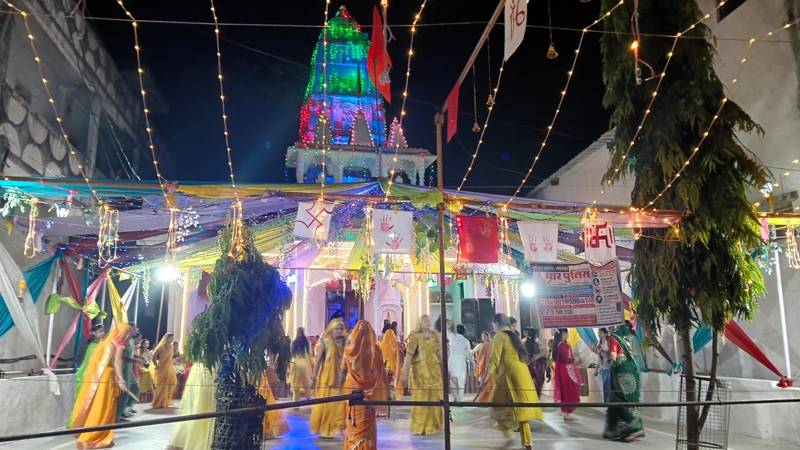  नालछा पारंपरिक वेशभूषा में सजी मातृशक्ति और नन्हे-मुन्ने बच्चे, डांडियों की खनक से गूंजे गरबा पंडाल