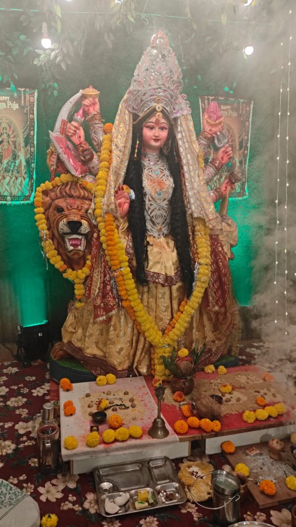 एक्सीलेंट सोशल क्लब का आयोजन बना आकर्षण का केंद्र; अष्टमी पर शिव मंदिर परिसर में देर रात तक उमड़ा श्रद्धालुओं का उत्साह