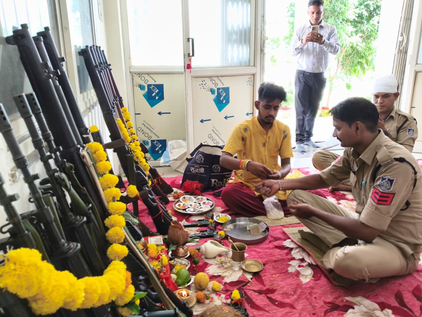 विजयादशमी पर पुलिस थाना अंजड़ में हुआ शस्त्र पूजन, थाना प्रभारी नाथू सिंह रंधा ने दिया अमन और शांति का संदेश