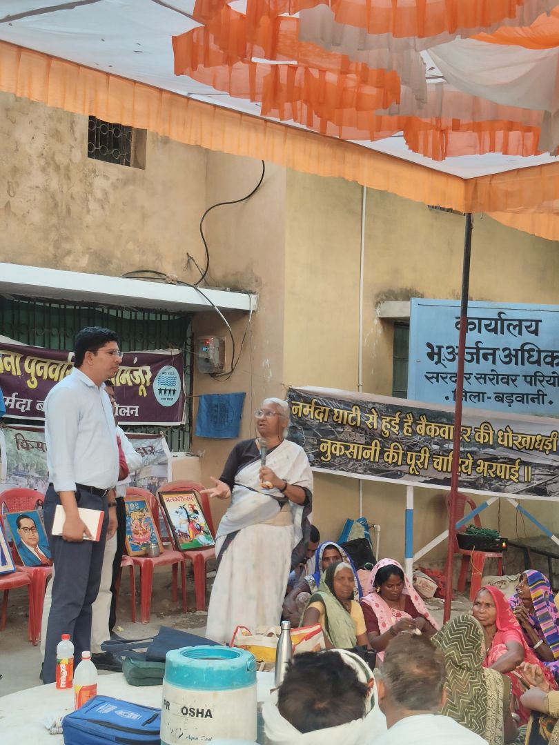 सरदार सरोवर प्रभावितों का पुनर्वास कार्यालय पर महाघेराव 11 प्रमुख मांगों पर लिखित जवाब की मांग, सत्याग्रह जारी;