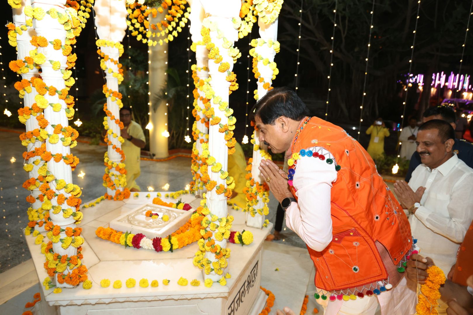 गायत्री धाम में मुख्यमंत्री डॉ. मोहन यादव ने किया चरण पादुका पूजन, गौमाता की पूजा कर दिया गो-संवर्धन का संदेश