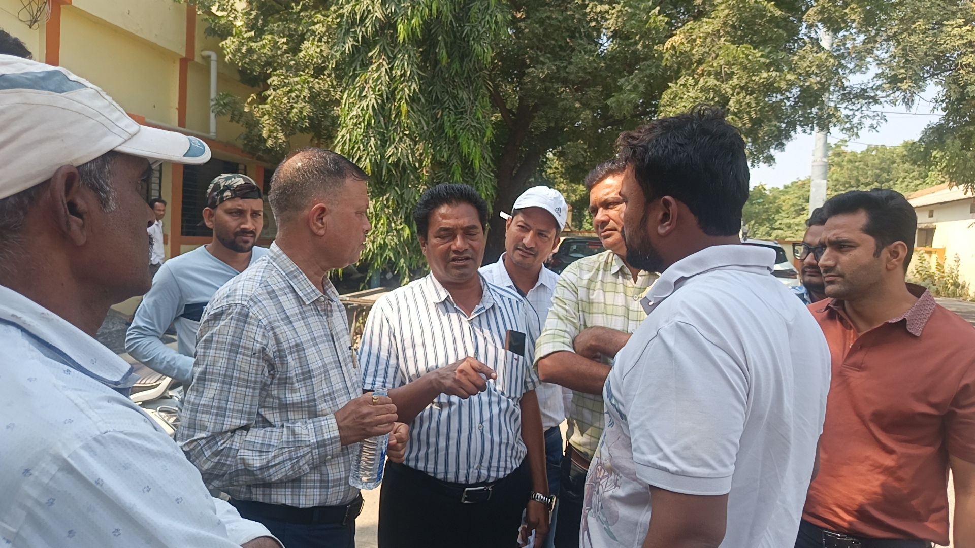 अंजड़ कपास के कम भाव मिलने पर अंजड़ मंडी में किसानों का आक्रोश, बोली रुकवाई