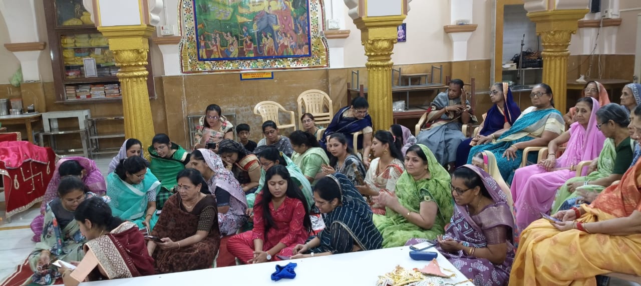 जैन धर्म के 24 तीर्थंकर भगवान महावीर के जन्मोत्सव के पूर्व समाज जनों द्वारा भजन के माध्यम से आराधना की शुरूआत