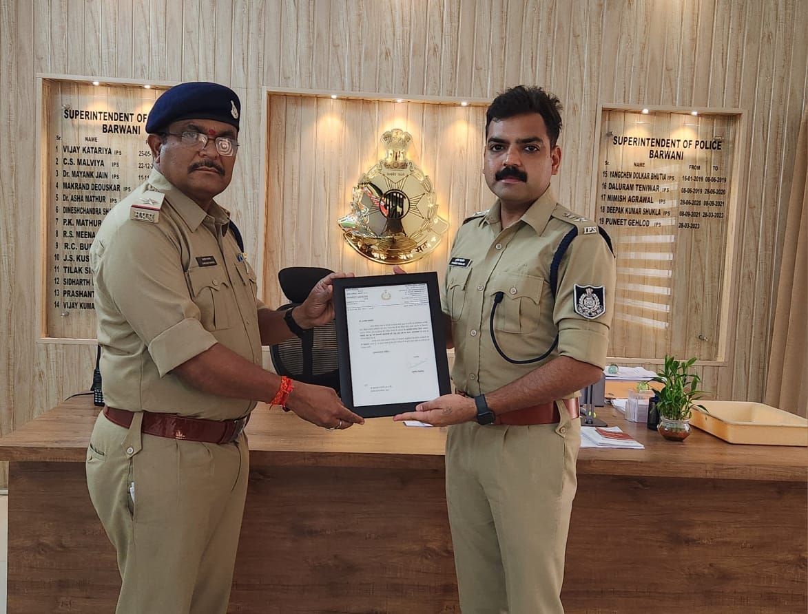 सेंधवा शहर के एएसआई कमलेश सवनेर को उत्कृष्ट विवेचना करने पर पुलिस अधीक्षक ने किया सम्मानित